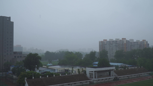 阴天雨雾下雨中的城市楼房视频