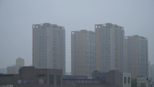 阴天雨雾下雨中的城市楼房视频