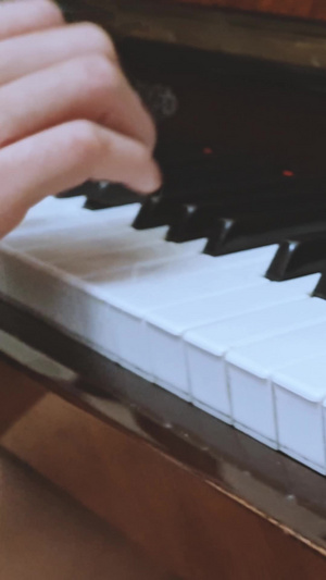 特写演奏钢琴弹钢琴11秒视频