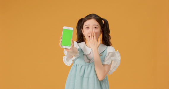 8K少女展示手机绿幕[品牌手机]视频