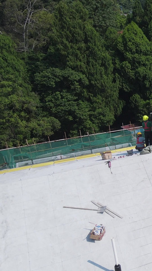 楼顶上施工中的建筑工人农民工67秒视频