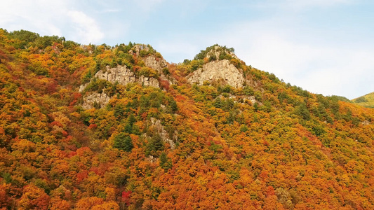 航拍深秋时节山峰风光视频