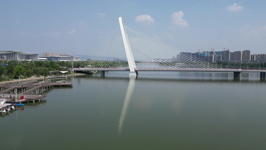 西安后海浐灞彩虹桥灞河景区休闲航拍视频