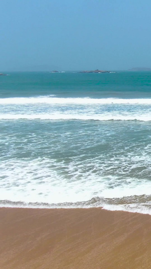 航拍夏季海岛沙滩海浪视频大自然22秒视频