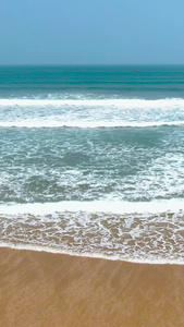航拍夏季海岛沙滩海浪视频旅游目的地视频