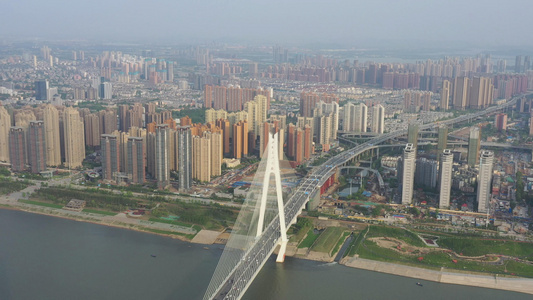 航拍武汉二七长江大桥和长江边的住宅视频