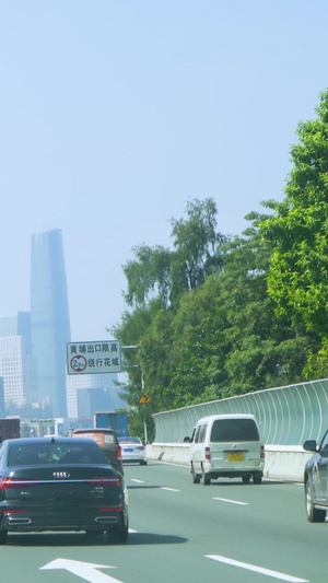实拍城市高速公路上车内视角广州塔24秒视频