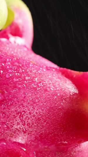水珠从火龙果表皮滴落33秒视频