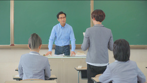 4K教室老师讲课男生答题34秒视频