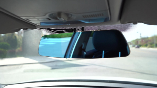 司机开车驾驶员调整后视镜挂挡  视频