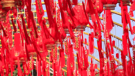 春节挂满过道的红灯笼和祝福语视频