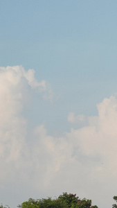 延时摄影城市古建筑蓝天白云天空流动的白色云朵素材天空素材视频