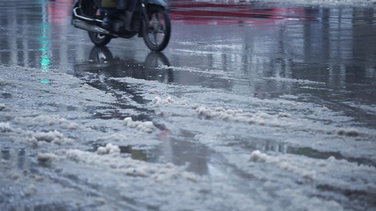 地面上的雪 车辆倒影 人视频