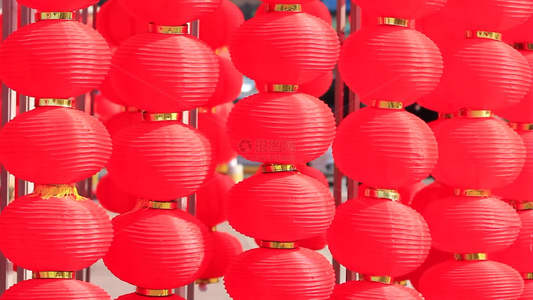春节户外挂满一排排的红灯笼视频