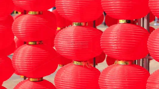 春节户外挂满一排排的红灯笼视频