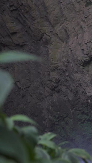 人站在瀑布底下暗流瀑布13秒视频