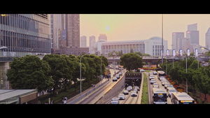 黄昏下的上海马路交通30秒视频