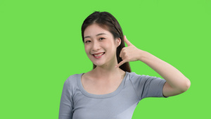 4k穿休闲服的女生电话手势打电话来电提醒手势动作绿幕视频5秒视频