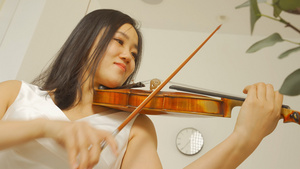 4K女孩欢快演奏小提琴表情（现场收音）18秒视频