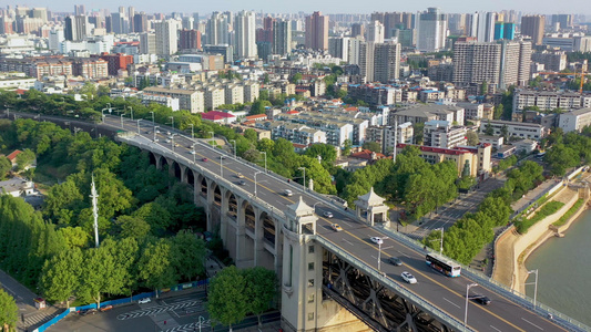 航拍武汉长江大桥桥头堡和桥上交通视频