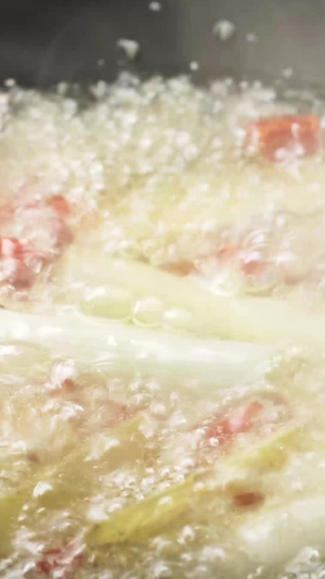 龙虾尾下油锅煸炒过程 小龙虾23秒视频