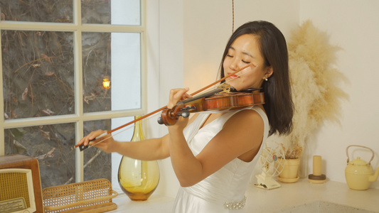 4K礼服女子排练小提琴演奏（现场收音）视频