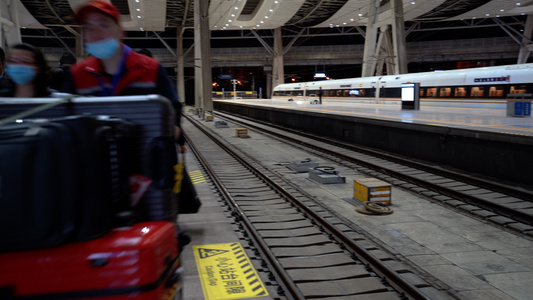 高铁站旅客乘车视频