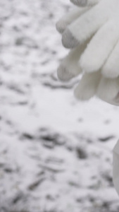 雪地里戴手套寒冷天气视频