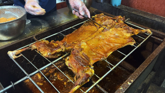 美食烹饪中餐新疆烤全羊制作过程4k素材视频