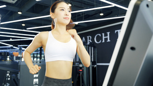 4K运动健身房美女生健美器械锻炼训练跑步有氧41秒视频