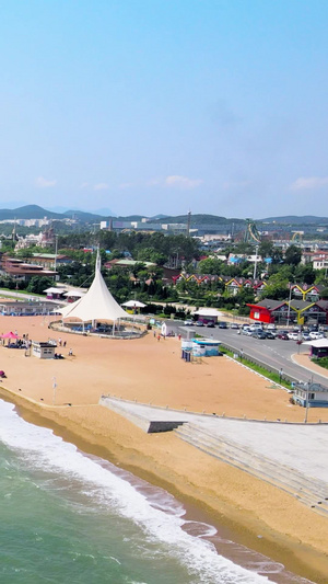 大连海滨海边浴场游客游泳海澡航拍海浪游客旅游金石滩国家旅游度假区娱乐设施40秒视频