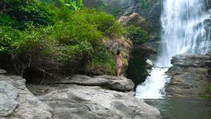 泰国瀑布下长裙少女行走实拍4K12秒视频