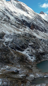 航拍高海拔湖泊与雪山山峰视频自然风光视频