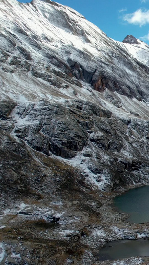 航拍高海拔湖泊与雪山山峰视频自然风光52秒视频