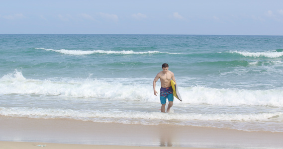 8K男青年海边抱着冲浪板视频
