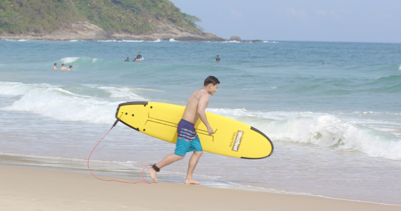 8K男青年抱着冲浪板冲向海水视频