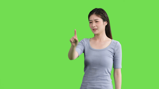 4k穿休闲装的女生嘲讽讽刺表情动作绿幕视频视频