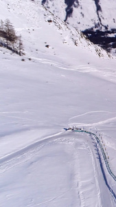 天山雪山脚下的公路天际线视频