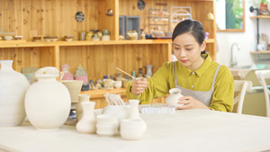 4k陶器陶瓷DIY店里给陶器上色的女生16秒视频