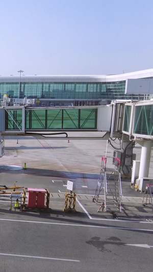 飞机起飞前轨道上滑行交通素材城市素材70秒视频
