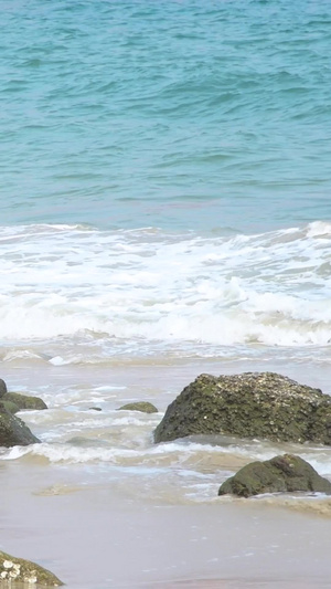 沙滩礁石浪花20秒视频