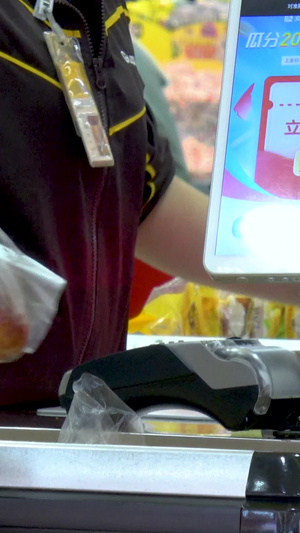 在超市用手机付钱买单的实拍镜头素材收银台22秒视频