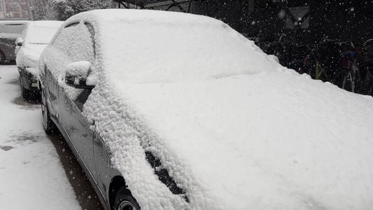 汽车私家车下雪落雪积雪视频