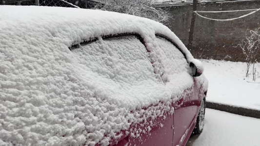 汽车私家车下雪落雪积雪视频