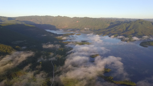 清晨云雾缭绕的湖泊与道路视频