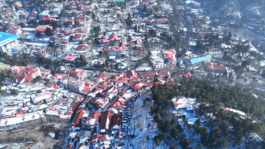 航拍冬天旅游江西5A级网红庐山牯岭镇雪景4k素材视频