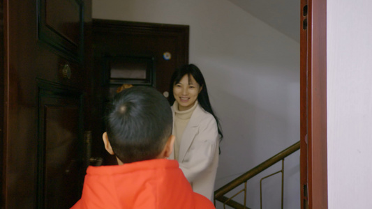 4K实拍春节过年孩子父母回家视频素材视频