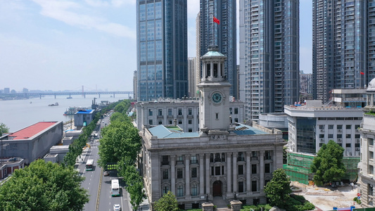 航拍武汉城市地标性建筑江汉关钟楼4k素材视频