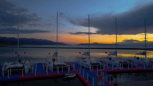 5A纯净美丽的赛里木湖畔停泊的游艇航拍视频48秒视频