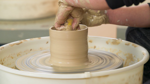 4k陶艺店手工课使用海绵擦拭陶器制陶特写动作11秒视频